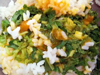 5、香菜芝士饭团～剩米饭也有春天,米饭，鸡蛋，香菜倒到大一点的容器里面，用手（戴上一次性手套）抓均匀