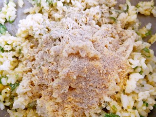 6、香菜芝士饭团～剩米饭也有春天,加入适量的盐，黑胡椒粉和芝士碎，用手抓均匀