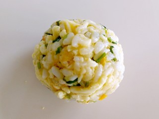 8、香菜芝士饭团～剩米饭也有春天,包成团，用手搓圆，依次做好全部