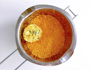 9、香菜芝士饭团～剩米饭也有春天,取一个饭团放进面包糠里，让饭团裹满面包糠