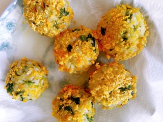 13、香菜芝士饭团～剩米饭也有春天,炸好的饭团放到吸油纸上吸去多余的油