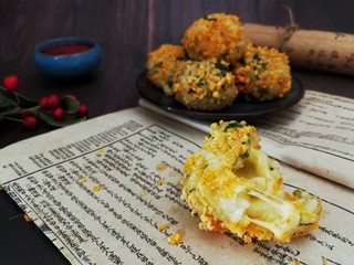 14、香菜芝士饭团～剩米饭也有春天,掰开一个，趁热开吃吧，好吃的停不下来哦