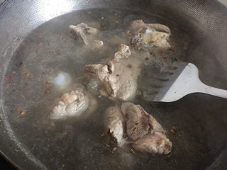 8、筒骨海带汤,放花椒，黄酒进行焯水，骨头里的血沫都煮出来。