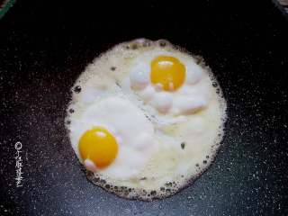 3、十味 三明治减肥便当,中小火，锅热后放1小勺油，热锅热油放入一个鸡蛋，加适量盐或椒盐