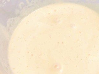 4、宝宝版马卡龙,4.用搅拌桨来回翻动低筋粉至完全溶解均匀。