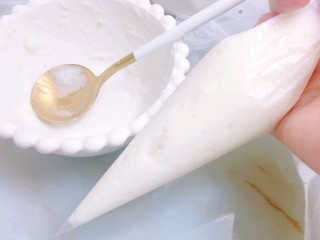 9、宝宝版马卡龙,9.准备好裱花袋，倒入山药泥，挤压到下端，再剪一个小孔备用。
