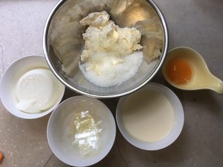 1、酸奶冻芝士蛋糕,一次性准备好所有原材，细砂糖、奶酪称好量放入盆里，蛋黄分离出来，吉利丁片剪碎，奶油、牛奶称好备用。所有工具洗净擦干备用，准备工作做好，才能着手操作，一气呵成圆满结束。