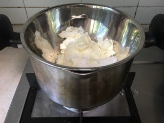 2、酸奶冻芝士蛋糕,奶酪和糖隔水融化，用手抽快速搅拌均匀，搅拌成糊状，细腻柔滑，无颗粒。