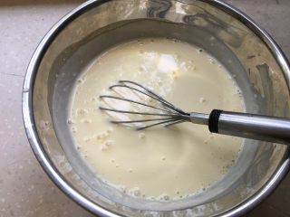 8、酸奶冻芝士蛋糕,再倒入酸奶芝士糊搅拌均匀。