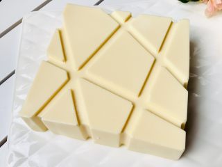 11、酸奶冻芝士蛋糕,冷餐保存后，脱模即可食用。我这模具是8寸蛋糕，是用食谱配方原材两倍的量。