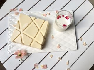 12、酸奶冻芝士蛋糕,酸奶冻芝士蛋糕口感轻盈清爽香甜，味道醇正，就是一道美腻的阳光早餐！