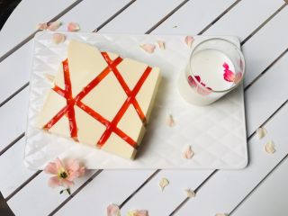 13、酸奶冻芝士蛋糕,可以浇上果酱一起食用，酸酸甜甜，口感也不错。