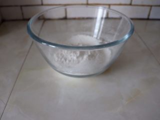 1、小巧杯子蛋糕,先把面粉过筛备用。