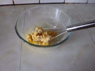 2、小巧杯子蛋糕,玉米油加热,加入面粉中搅拌成面糊。