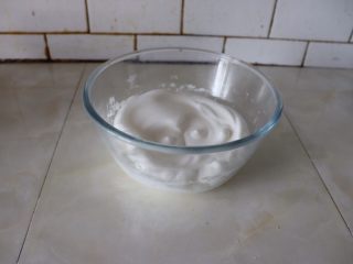 5、小巧杯子蛋糕,细砂糖一次性的全部加入,打至硬性发泡,小尖角。