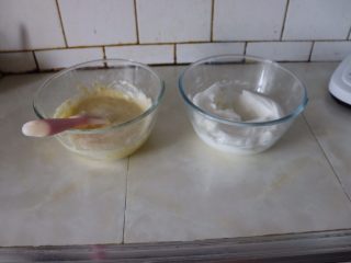 6、小巧杯子蛋糕,拌匀的蛋黄糊与蛋白霜。