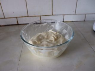 7、小巧杯子蛋糕,蛋白霜与蛋黄糊分三次拌匀。