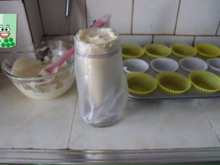 8、小巧杯子蛋糕,装入裱花袋,挤入纸杯托模具中。