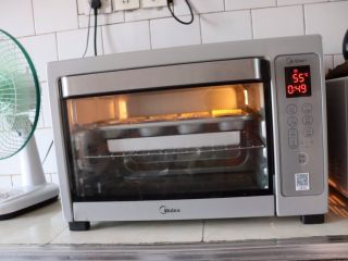 10、小巧杯子蛋糕,放入烤箱中下层130°C烘烤50分钟。