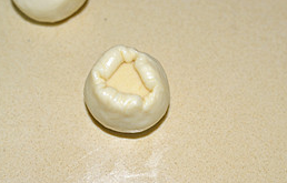 6、栗子酥,油皮擀成圆形，包入油酥用手的虎口慢慢收拢。