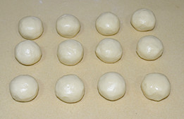 7、栗子酥,整形成圆形，收口捏紧朝下。