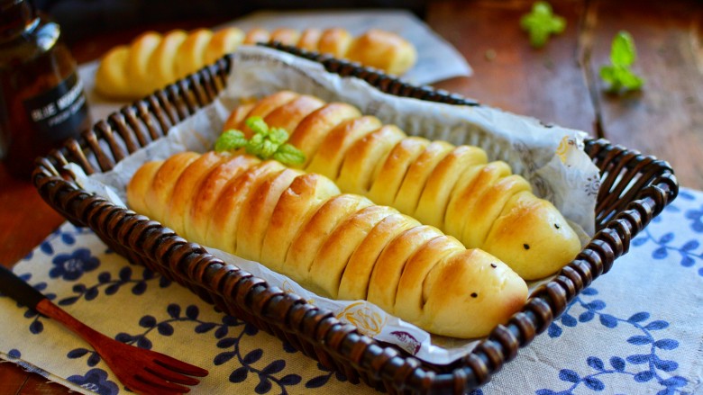 早餐毛毛虫蜜豆面包