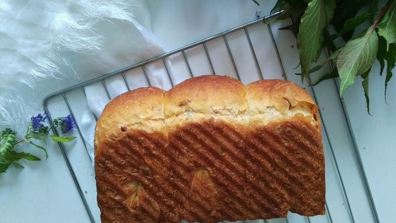 早餐醇香花生碎土司