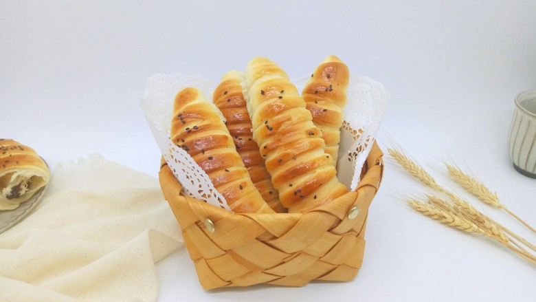 甜味毛毛虫豆沙面包