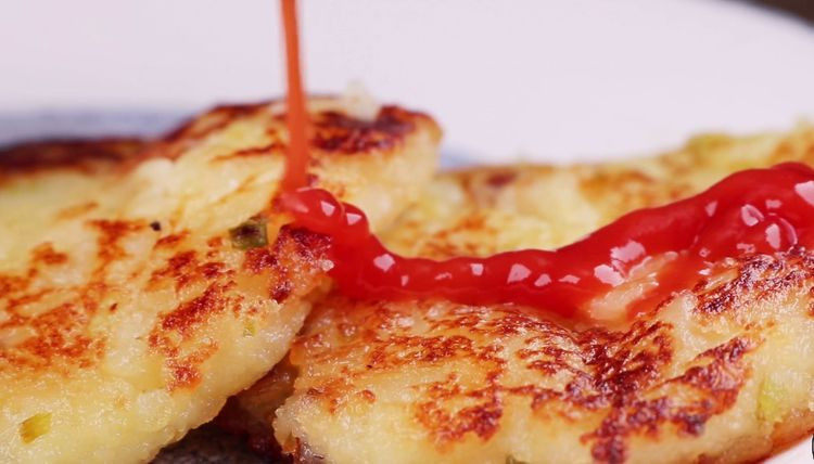 土豆饼的家常做法吃起来特别过瘾