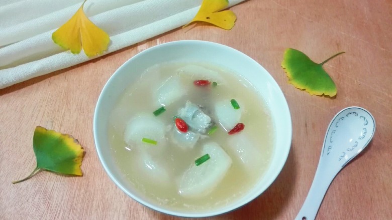 天太冷了喝碗花椒萝卜骨头汤