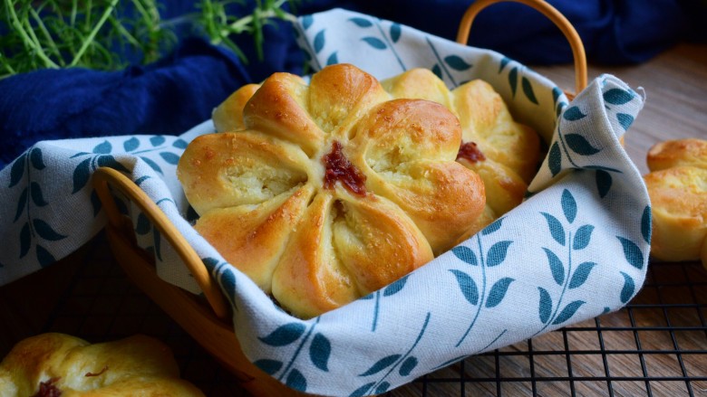 甜食花形椰蓉面包
