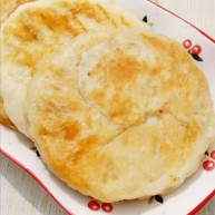 韭菜肉发面馅饼