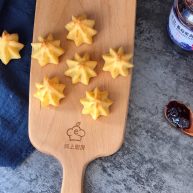 不一样的泡芙蓝莓果酱樱花泡芙