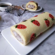 草莓彩绘蛋糕卷