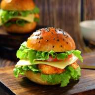 泡菜鸡肉汉堡包