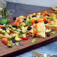 墨西哥薄脆饼配牛油果番茄莎莎