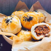 中秋必吃的梅干菜鲜肉月饼外皮酥脆内馅鲜香好吃到爆