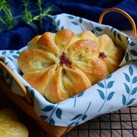 甜食花形椰蓉面包