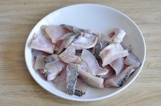 3、香辣鲈鱼火锅,鲈鱼去头后片掉鱼肉，骨头切块，鱼肉斜45度片鱼片，比水煮鱼稍微厚一点。鱼头切三块。洗净血污用盐，胡椒粉腌十分钟