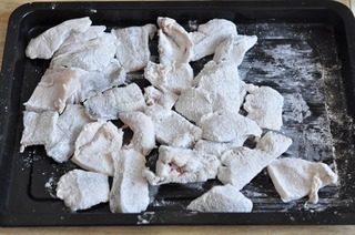 4、香辣鲈鱼火锅,拍上干淀粉，抖落多余的干粉