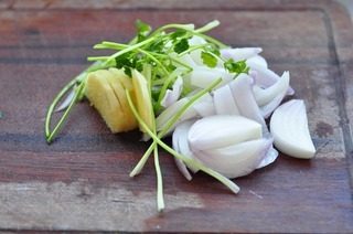 6、香辣鲈鱼火锅,洋葱切片，姜切片，香菜用根