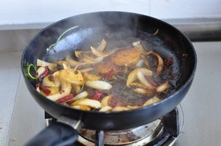 9、香辣鲈鱼火锅,混合炒出浓郁的香味