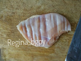 2、『减脂增肌』紫米鸡胸卷,拿刀背打一打，要是有“锤子”更好