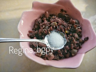 3、『减脂增肌』紫米鸡胸卷,晾凉的紫米撒一点盐，胡椒，要是有芝士粉奶酪之类的也可以撒一些，依个人口味拌匀