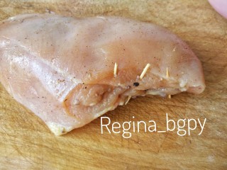 4、『减脂增肌』紫米鸡胸卷,用牙签封好口，可以多插几个，最好短一点，要不然煎的时候不方便