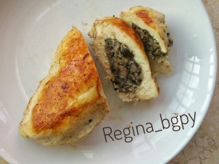 5、『减脂增肌』紫米鸡胸卷,出锅后切块，装盘