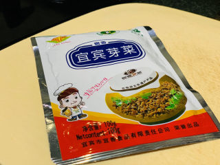 1、四川烧白,四川宜宾芽菜是做“四川烧白”的标配，在某宝上买了10包，准备多做几次，这次用2包，如果没有芽菜，用糟菜或者梅菜，效果是一样的；