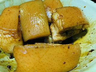 2、四川烧白,肉片要用酱油和红糖上色，在上色之前要先处理猪肉；