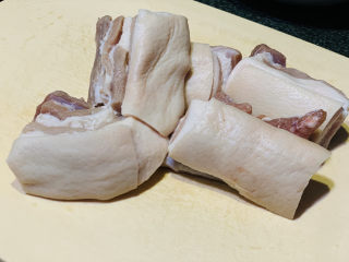 3、四川烧白,买的时候选带皮三层肉，用水洗净，切大块；