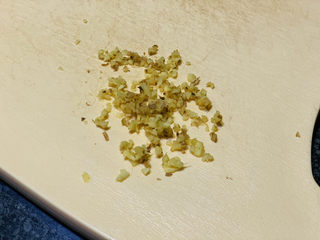 7、四川烧白,姜洗净，切末，待用；